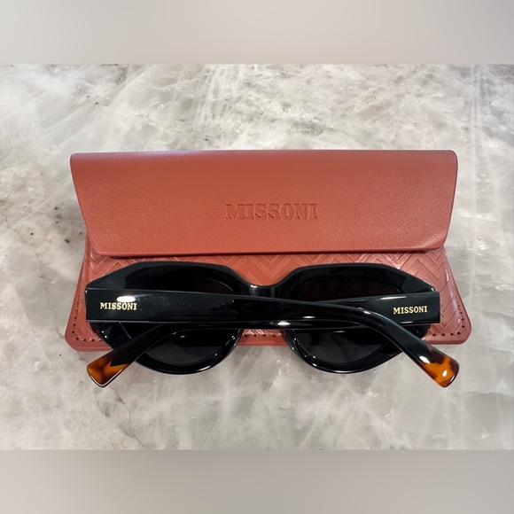Missoni Black Sunglasses with case - Picture 5 of 8